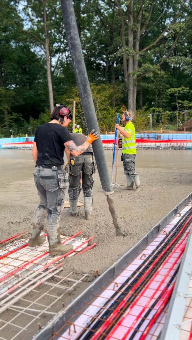 Pumpslangen fördelar betong över armering och golvvärmeslingor vid gjutning av en platta