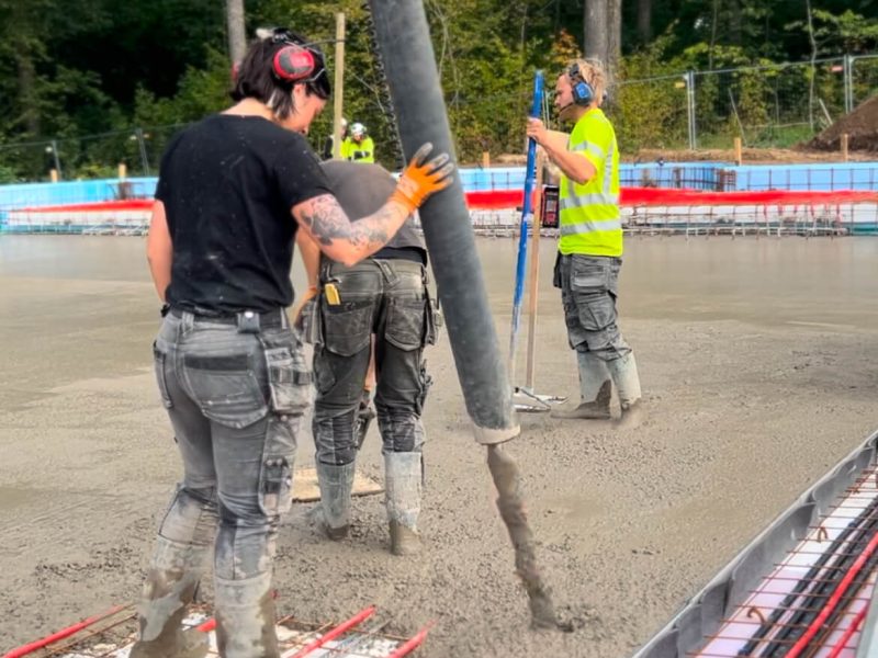 Pumpslangen fördelar betong över armering och golvvärmeslingor vid gjutning av en platta