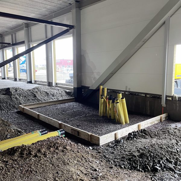 Formsättning för gjutning inne i en hall under byggnation