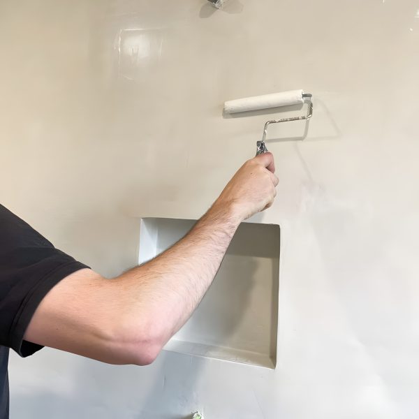 Vägg som rollas med microcement