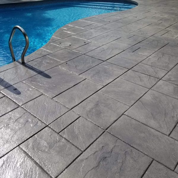 Poolområde i mönsterbetong med skiffermönster