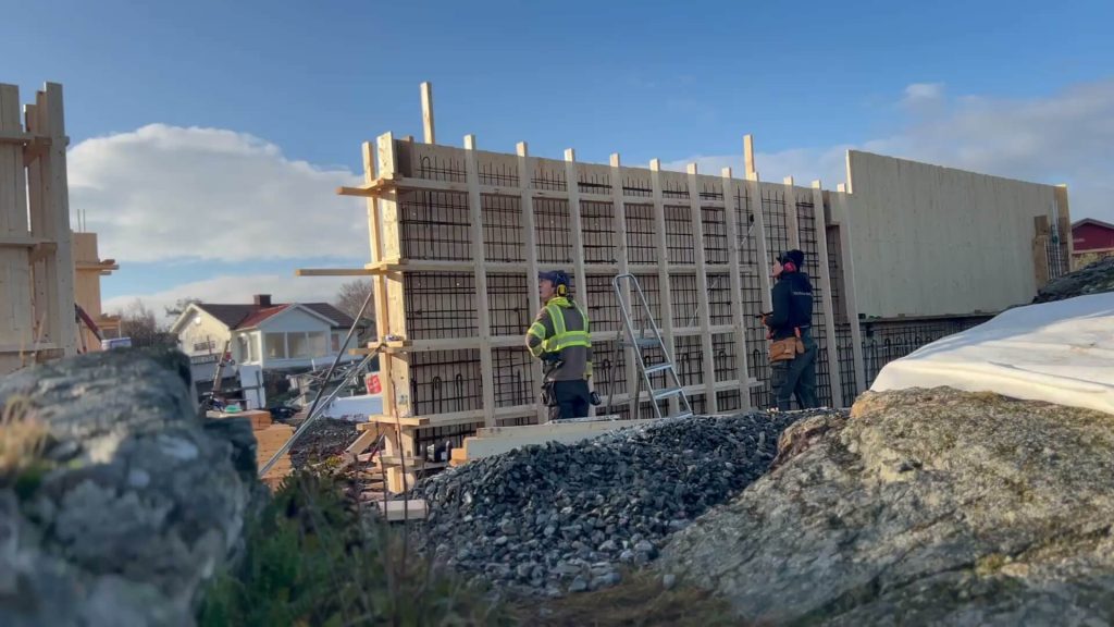 Formsättning av betongväggar på en byggarbetsplats