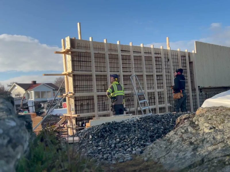 Formsättning av betongväggar på en byggarbetsplats