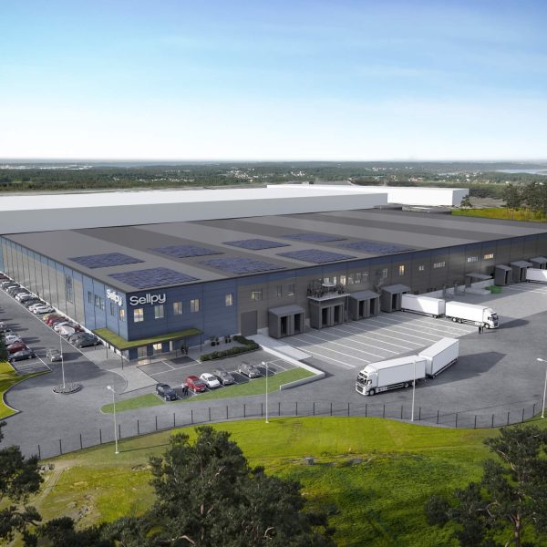 Flygbild över en stor logistikhall med lastzon