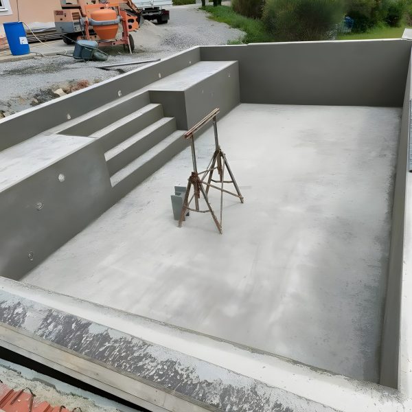 Betongpool under byggnation med gjuten trappa