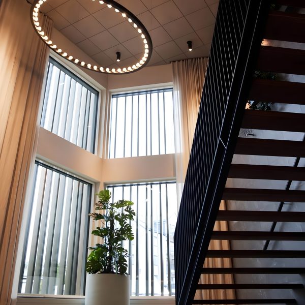 Trapphall med höga fönster i en färdig kontorsbyggnad
