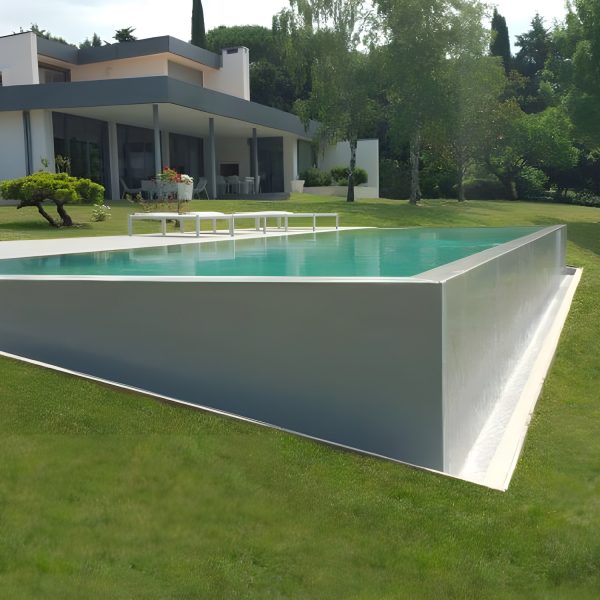 Upphöjd betongpool med överloppskant vid en villa