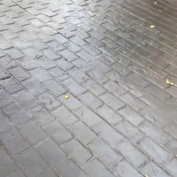 Närbild på mönsterbetong i smågatstensmönster